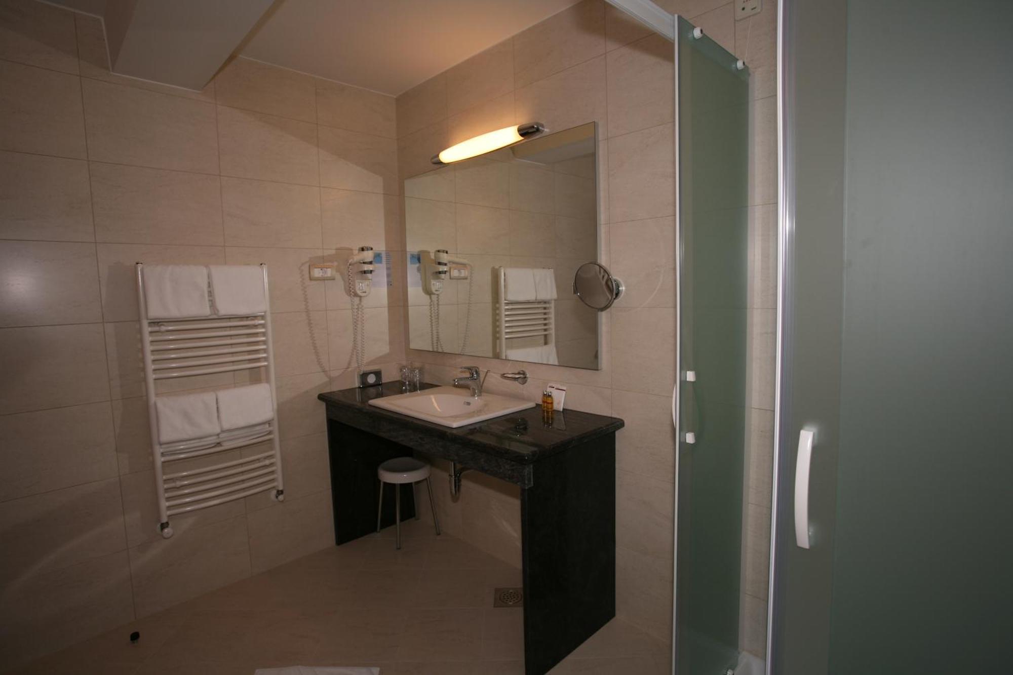 Spa & Wellness Hotel Pinia Malinska Eksteriør bilde